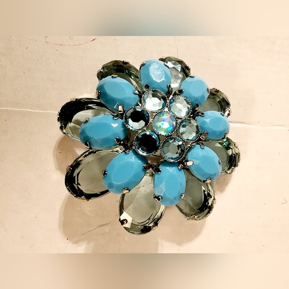 NWOT Blue and clear plastic bead stones Aurora borealis brooch - Picture 3 of 8